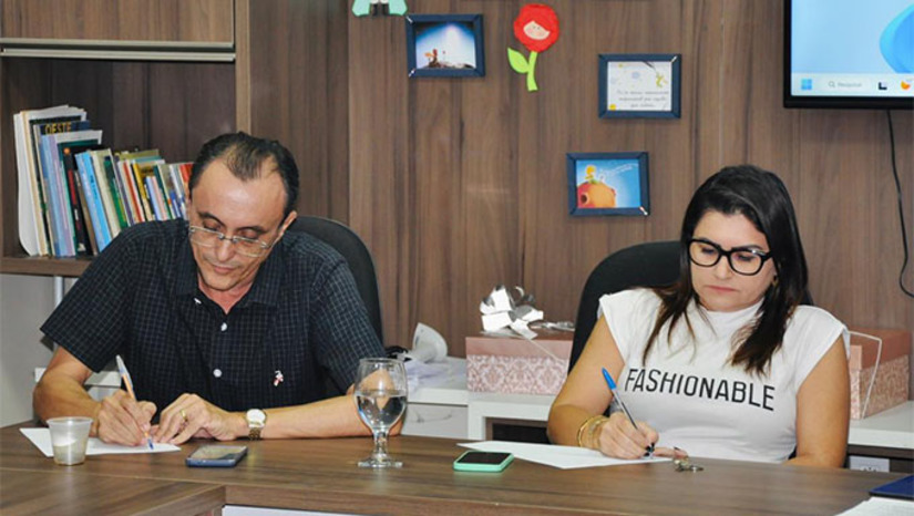 Imagem 1 -  Com a presença do deputado estadual Manoel Cunha Neto, Sousa, a prefeita Lidiane Marques, de Tibau, começou os preparativos para realizar 16 dias de festa para comemorar o aniversário de 27 anos do município de Tibau, que tem pouco mais de 5 mil habitantes e está distante 40 km da cidade de Mossoró. A programação deve ser divulgada os próximos dias.