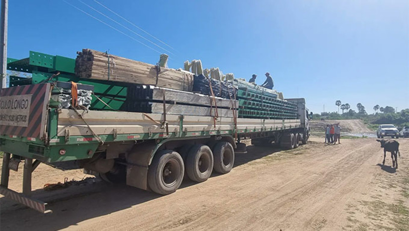 Imagem 1 -  Estrutura de concreto armado e aço chegou em carretas nesta quarta-feira, 7, devendo ser montada no local nas próximas semanas;  A região do Vale do Apodi tem grande produção de arroz vermelho, milheto e criação de bovinos e caprinos