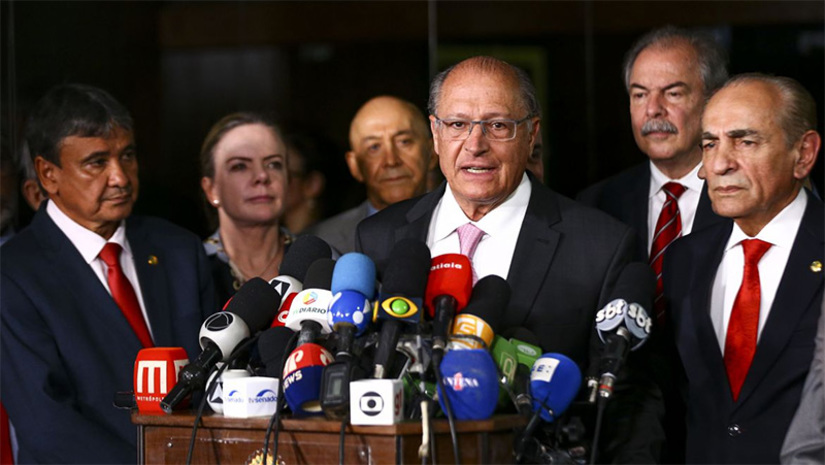 Imagem 1 -  [COLUNA ESPLANADA] A campanha eleitoral entrou num 3º turno Brasil adentro – e também em Brasília. As equipes de transição do governo federal e de governadores derrotados têm encontrado rombos e muitas surpresas nas contas que vão ficar para 2023. Exemplo de Pernambuco. No primeiro encontro com prefeitos, a governadora eleita de Pernambuco, Raquel Lyra (PSDB), não poupou críticas à gestão de Paulo Câmara (PSB). Ela afirmou estar preocupada com a herança que o atual governo vai deixar. “Todos os dias chegam informações de novos gastos e acordos realizados às pressas, sem planejamento. Isso é grave”, afirmou. No apagar das luzes, há um corre-corre nas ordens de pagamentos no Palácio das Princesas. A eleita pode encontrar encrencas nas contas nos próximos meses.