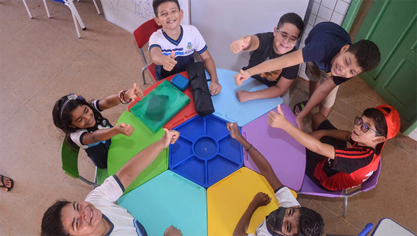 Imagem 1 - Núcleo Municipal de Educação Rural recebeu novos equipamentos nesta sexta. A iniciativa integra o programa "Mossoró Cidade Educação", desenvolvido pela prefeitura municipal, que prevê uma série de investimentos na área, contemplando todas as creches e escolas do município. Na ocasião, foram entregues ao Núcleo Municipal de Educação Rural Elias Salém, localizado na comunidade Recanto da Esperança, no Polo Alagoinha, equipamentos como geladeira, fogão, freezer, bebedouro, liquidificador, conjunto com mesas e carteiras para sala de aula, conjunto de mesas e cadeiras para professores, armário para cozinha, armários para salas de aula, estantes de aço e lousas. Imagem 1 - Núcleo Municipal de Educação Rural recebeu novos equipamentos nesta sexta. A iniciativa integra o programa "Mossoró Cidade Educação", desenvolvido pela prefeitura municipal, que prevê uma série de investimentos na área, contemplando todas as creches e escolas do município. Na ocasião, foram entregues ao Núcleo Municipal de Educação Rural Elias Salém, localizado na comunidade Recanto da Esperança, no Polo Alagoinha, equipamentos como geladeira, fogão, freezer, bebedouro, liquidificador, conjunto com mesas e carteiras para sala de aula, conjunto de mesas e cadeiras para professores, armário para cozinha, armários para salas de aula, estantes de aço e lousas.