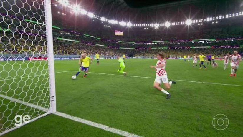 Imagem 1 -  Brasil perde nos pênaltis para a Croácia e deixa a Copa do Mundo do Catar. A Seleção abriu o placar com Neymar, no fim do primeiro tempo da prorrogação, mas Petkovic igualou na etapa final, levando para a disputa por penalidades. Rodrygo e Marquinhos erraram suas batidas, enquanto os croatas acertaram todas e assim avançaram à semifinal. Com isso, segue o tabu: desde o penta, em 2002, a seleção brasileira sempre caiu nas quartas quando enfrentou europeus. Foi assim em 2006 (França), 2010 (Holanda), 2018 (Bélgica) e agora em 2022. Fim do sonho do hexa.