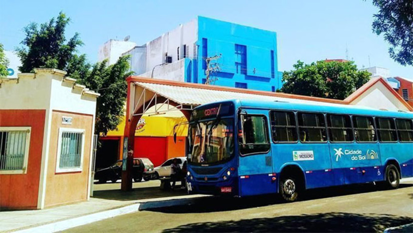 Imagem 1 - Diretor da empresa Cidade do Sol informa que, em parceria com a Prefeitura de Mossoró, serão mobilizados quase todos as linhas de ônibus no dia da procissão de Santa Luzia. A partir das 15 horas, os ônibus vão está partindo dos bairros na direção da Igreja Nossa Senhora de Fátima, no Abolição II, onde terá início da procissão. A tarifa será de R$ 3,00. “Sabemos o quanto o momento é especial para a cidade”, frisa o diretor da Cidade do Sol, Waldemar Araújo Imagem 1 - Diretor da empresa Cidade do Sol informa que, em parceria com a Prefeitura de Mossoró, serão mobilizados quase todos as linhas de ônibus no dia da procissão de Santa Luzia. A partir das 15 horas, os ônibus vão está partindo dos bairros na direção da Igreja Nossa Senhora de Fátima, no Abolição II, onde terá início da procissão. A tarifa será de R$ 3,00. “Sabemos o quanto o momento é especial para a cidade”, frisa o diretor da Cidade do Sol, Waldemar Araújo