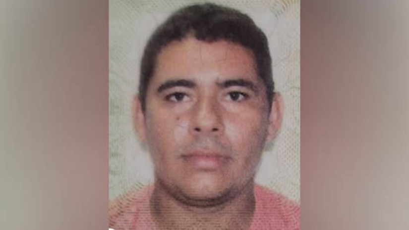 Imagem 1 -  Motociclista morre após ser atingido por um carro, próximo ao viaduto do Santa Delmira. O caso ocorreu por volta das 22h deste domingo (12), em Mossoró. A vítima foi identificada como Josenildo Batista Ferreira, de 31 anos. Ele trafegava em uma motocicleta, quando foi atingido na parte traseira, por um carro tipo Corolla, que seguia no mesmo sentido. De acordo com informações da PRF, Josenildo estava atuando como uma espécie de reboque. Ele empurrava um outro carro, que estaria sem combustível, com os pés. Este carro também foi atingido pelo Corolla.
