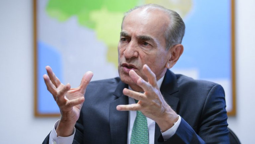 Imagem 1 -  Saúde, educação e “Minha Casa, Minha Vida” terão mais recursos com PEC, diz relator. O texto da Proposta de Emenda à Constituição 32/22, a chamada PEC da Transição, aprovado pelo Senado na quarta-feira passada (7), será votado ainda esta semana na Câmara dos Deputados. Ele assegura recursos fora da regra do teto de gastos e prevê uma nova regra fiscal, por meio de lei complementar, a partir de 2024. A proposta tem impacto estimado de R$ 145 bilhões ao ano e não especifica como o valor deverá ser aplicado. O senador Marcelo Castro (MDB-PI), primeiro signatário da PEC e relator-geral do Orçamento para 2023, avaliou que R$ 70 bilhões serão destinados ao Bolsa Família, que retorna no lugar do Auxílio Brasil.