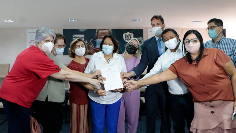 Imagem 1 - Crianças ou adolescentes órfãos da Covid-19 têm direito a auxílio mensal de R$ 500 no RN. O benefício é pago pelo governo do estado até a maioridade da criança ou adolescente cujos pais foram vítimas da doença. O Decreto nº 31.508, de 12 de maio de 2022, que regulamenta a Lei Estadual nº 11.047, de 4 de janeiro de 2022, do Programa RN Acolhe, determina o direito ao benefício nas situações de orfandade bilateral; orfandade em família monoparental; ou, ainda, orfandade da família extensa ou ampliada, quando o parente próximo, com os quais a criança ou adolescente convive e mantinha vínculos de afinidade ou afetividade, foi vítima da doença causada pelo novo coronavírus; entenda a lei e saiba como solicitar o benefício. Imagem 1 - Crianças ou adolescentes órfãos da Covid-19 têm direito a auxílio mensal de R$ 500 no RN. O benefício é pago pelo governo do estado até a maioridade da criança ou adolescente cujos pais foram vítimas da doença. O Decreto nº 31.508, de 12 de maio de 2022, que regulamenta a Lei Estadual nº 11.047, de 4 de janeiro de 2022, do Programa RN Acolhe, determina o direito ao benefício nas situações de orfandade bilateral; orfandade em família monoparental; ou, ainda, orfandade da família extensa ou ampliada, quando o parente próximo, com os quais a criança ou adolescente convive e mantinha vínculos de afinidade ou afetividade, foi vítima da doença causada pelo novo coronavírus; entenda a lei e saiba como solicitar o benefício.