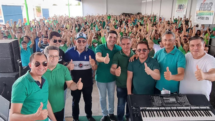 Imagem 1 -  Com a chegada de Gilvan Alves à "nação bacurau", o prefeito Alan Silveira passa a contar com o apoio de dez dos treze vereadores do município de Apodi-RN. Em seu discurso, na confraternização de fim de ano da "nação bacurau", Gilvan Alves justificou sua adesão da base governista apontando as obras da gestão Alan Silveira em todo o território do muinicípio. 