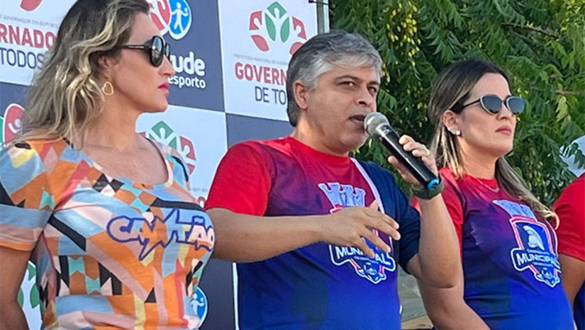 Imagem 1 -  O prefeito Dr. Artur Vale, de Governador Dix Sept Rosado prestigiou a final do Campeonato Municipal neste final de semana e quando do momento da entrega das medalhas a equipe do ADD, que voltou a ser campeão 11 aos depois, reafirmou seu compromisso de apoiar o esporte e que em breve vai está inaugurado o Ginásio Municipal. 