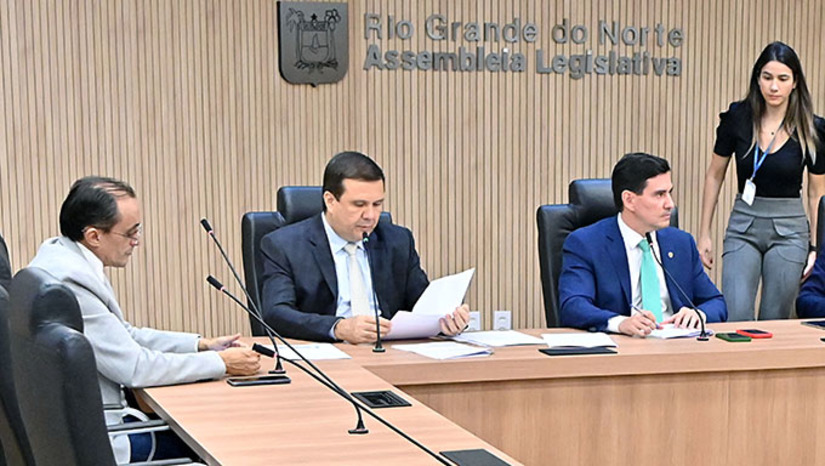 Imagem 1 -  Em análise logo após o encerramento da sessão, o deputado estadual e presidente do grupo, George Soares (PV), avaliou positivamente o desempenho da CCJ.  O mesmo destacou o deputado estadual Sousa, do PSB. Ele acrescenta que são projetos, que aplicados em sua plenitude, vão contribuir com o desenvolvimento do Rio Grande do Norte. Cita o exemplo de projetos que beneficiam o pescador da Costa Branca e os produtores de sal artesanal de Grossos-RN.