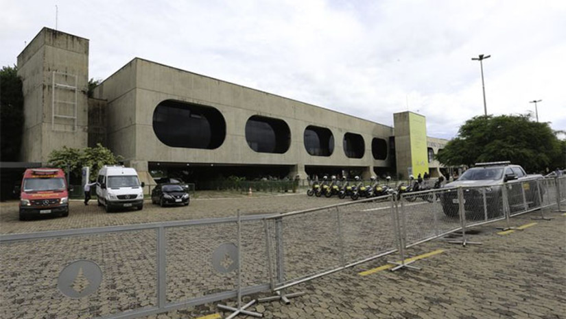 Imagem 1 -  O Gabinete de Transição no CCBB em Brasília foi apelidado de “muro das lamentações” por alguns petistas. O Governo decidiu acomodar nos GTs militantes que trabalharam na campanha, que cobravam assento na futura administração. O chororô dos desempregados foi tão grande que a transição já conta com mais de 900 nomes. Teve gente que quase acampou na porta do CCBB para flagrar um padrinho e reivindicar uma vaga. O caso já é um sinal de como a futura administração vai tratar os companheiros que não abandona pelo caminho partidário. A turma da boquinha vai voltar com força. Já se fala em pelo menos 40 ministérios, além dos 24 atuais.