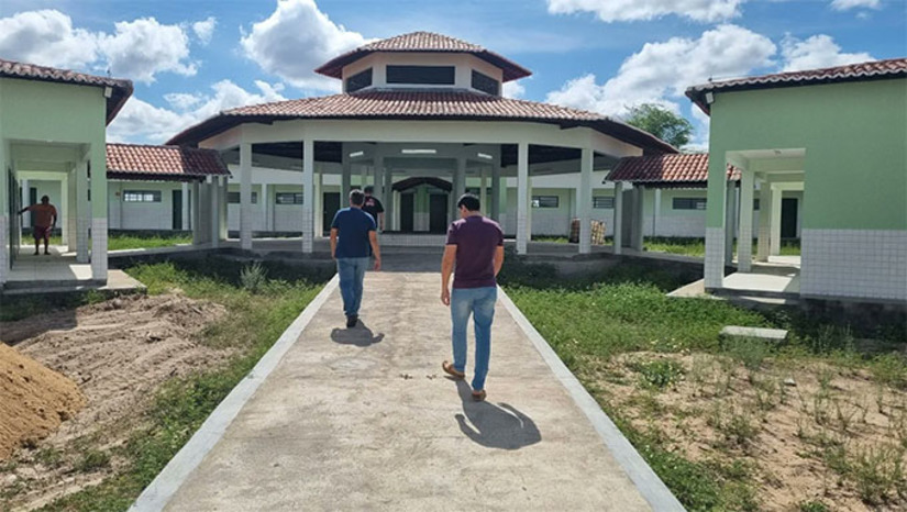 Imagem 1 -  Além deste valor R$ 3,8 milhões destinado para recuperar seis escolas, calçar duas ruas, recuperar duas praças e concluir o Açougue Público, o prefeito Alan Silveira também destaca que deve entregar ainda neste de dezembro a Ponte de Acesso ao Vale do Apodi, orçada em R$ 1,6 milhão, e também a Escola do Campo, onde estão sendo investidos cerca de R$ 1,5 milhão, na comunidade de São Lourenço, que também fica na região do Vale, rica na produção de arroz vermelho, milheto, criação de bovinos, caprinos entre outras culturas importantes na economia da região. 