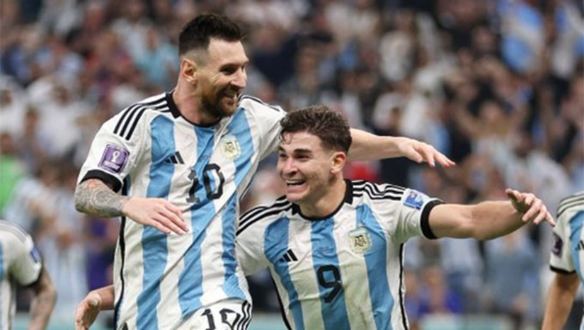 Imagem 1 -  Contando com o brilho de Lionel Messi e Julián Álvarez, a Argentina derrotou a Croácia por 3 a 0 para se tornar a primeira finalista da Copa do Catar. Após triunfar na tarde desta terça-feira (13) no Estádio de Lusail, os hermanos aguardam o confronto ente Marrocos e França para conhecerem o seu adversário na decisão da competição (Foto Reprodução do Twitter da Fifa)