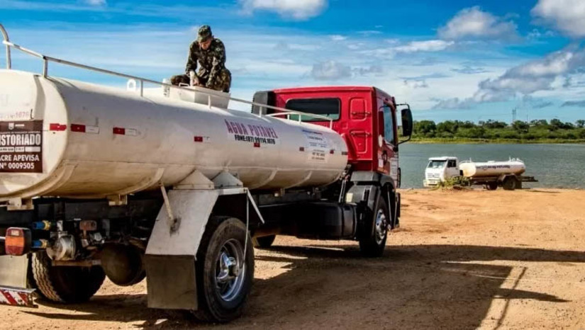 Imagem 1 -  Governo Bolsonaro volta a cortar verba para levar água potável à famílias do Nordeste. Segundo informou o Ministério do Desenvolvimento Regional, o recurso para manutenção da operação até o fim do mês, de R$ 21 milhões, não foi liberado pelo Ministério da Economia, nem há previsão para que isso ocorra. A operação é uma parceria do MDR com o Exército e existe há mais de 20 anos. Em dezembro, ela deveria atender mais de 1,5 milhão de pessoas. As informações foram confirmadas nesta quarta-feira (14), pela Coluna de Carlos Madeiro, no UOL Notícias.
