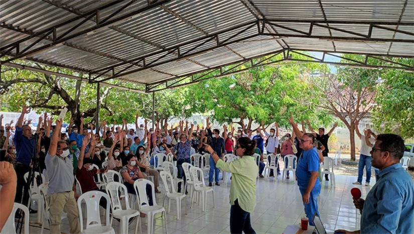 Imagem 1 -  Professores da UERN aprovam proposta encaminhada pela reitoria para implantação do PCCR. A proposta, discutida durante assembleia realizada nesta quarta-feira (14), foi aprovada por ampla maioria dos docentes. A proposta da reitoria para a implantação do Plano de Cargos, Carreira e Remunerações respeita o plano aprovado pela categoria docente, com 5% de reajuste em 2023 e antecipa a tabela de 2025 para 2024, com aumento de 10% no salário base, somados à implantação da tabela 3 com as titulações. Dessa forma, o PCCR docente estará implantado na íntegra em pouco mais de um ano, já a partir de janeiro de 2024. 