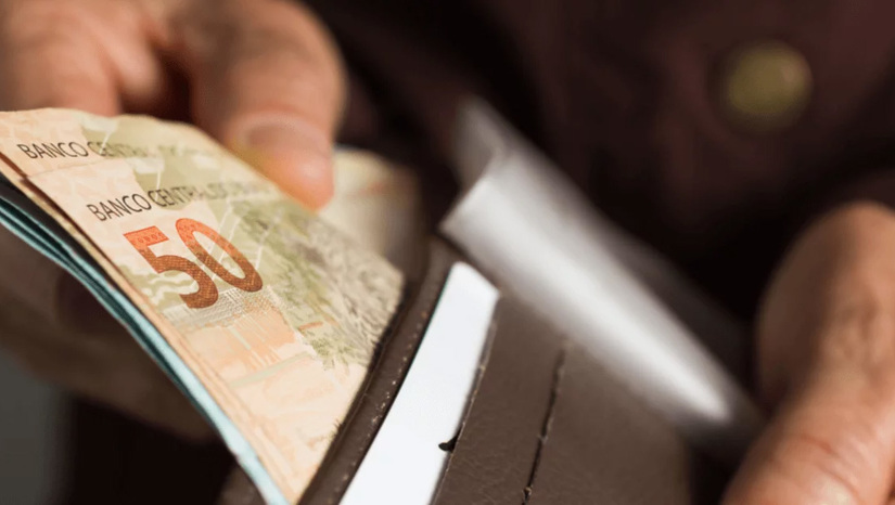 Imagem 1 - Salários de dezembro dos servidores do RN começam a ser pagos nesta quinta. Mais da metade do funcionalismo estadual irá receber o salário integral já na primeira quinzena do mês. Amanhecerá na conta dos servidores o salário integral para quem recebe até R$ 4 mil e para toda a categoria da Segurança Pública, independentemente da faixa salarial, além de 30% para quem recebe acima de R$ 4 mil. A conclusão do “décimo terceiro”, já adiantada para 65% dos servidores estaduais, será anunciada em breve. Imagem 1 - Salários de dezembro dos servidores do RN começam a ser pagos nesta quinta. Mais da metade do funcionalismo estadual irá receber o salário integral já na primeira quinzena do mês. Amanhecerá na conta dos servidores o salário integral para quem recebe até R$ 4 mil e para toda a categoria da Segurança Pública, independentemente da faixa salarial, além de 30% para quem recebe acima de R$ 4 mil. A conclusão do “décimo terceiro”, já adiantada para 65% dos servidores estaduais, será anunciada em breve.