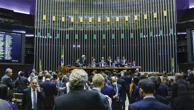 Imagem 1 -  [COLUNA ESPLANADA] A potencial mudança da Lei das Estatais – falta o Senado analisar – para permitir que políticos com mandatos possam assumir em 30 dias – e não mais com carência de 30 meses – a direção de empresas do Governo tornou-se a grande expectativa na Transição, embora tenha deixado o mercado apreensivo. Essa alteração vai atender principalmente a indicação do senador Jean Paul Prates (PT-RN) para assumir o comando da Petrobras. Coordenador do GT do tema, ele hoje é o nome mais palatável ao mercado e dentro da petroleira, pelo perfil técnico de engenheiro, de carreira na empresa, e com boa atuação sindical – o que ajuda na interface com os funcionários. É por causa da mudança da lei que Lula da Silva ainda não anunciou o restante dos ministérios. Lula adiou o anúncio dos ministros, em bloco, para até dia 22. Depois, a turma ganha um refresco com o recesso de Natal e Réveillon, para a posse dia 1º no Palácio do Planalto.