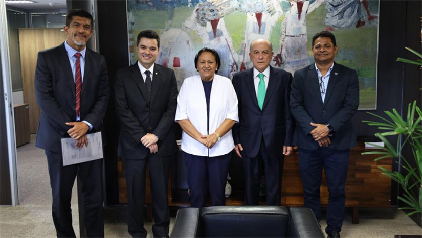 Imagem 1 - TCU deve discutir a relicitação do Aeroporto de São Gonçalo do Amarante em 18 de janeiro de 2023. O anúncio foi feito pela governadora Fátima Bezerra, nesta quarta-feira (14), após reunião com o Ministro do Tribunal de Contas da União, Aroldo Cedraz, realizada em Brasília. O processo de relicitação vem se desenrolando desde março de 2020, quando a operadora Inframérica comunicou a devolução da administração do aeroporto ao Governo Federal. Com isso, o terminal deveria ser novamente leiloado à iniciativa privada (relicitado). Contudo, a União precisaria fazer um acerto de contas com a operadora, que precisou cumprir uma série de trâmites previstos em contrato que seriam levados para deliberação final no TCU. “Apesar da morosidade de todo o processo, agora vamos olhar para frente. A nossa expectativa e confiança é que o parecer será aprovado pelo plenário do TCU”, disse Fátima. Imagem 1 - TCU deve discutir a relicitação do Aeroporto de São Gonçalo do Amarante em 18 de janeiro de 2023. O anúncio foi feito pela governadora Fátima Bezerra, nesta quarta-feira (14), após reunião com o Ministro do Tribunal de Contas da União, Aroldo Cedraz, realizada em Brasília. O processo de relicitação vem se desenrolando desde março de 2020, quando a operadora Inframérica comunicou a devolução da administração do aeroporto ao Governo Federal. Com isso, o terminal deveria ser novamente leiloado à iniciativa privada (relicitado). Contudo, a União precisaria fazer um acerto de contas com a operadora, que precisou cumprir uma série de trâmites previstos em contrato que seriam levados para deliberação final no TCU. “Apesar da morosidade de todo o processo, agora vamos olhar para frente. A nossa expectativa e confiança é que o parecer será aprovado pelo plenário do TCU”, disse Fátima.