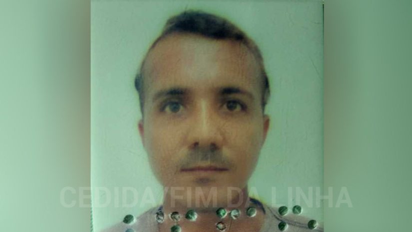 Imagem 1 -  Crime de latrocínio é registrado em Mulunguzinho, zona rural de Mossoró. O crime aconteceu por volta das 19h30 desta quarta-feira (14). Lindomar Pereira Basílio, de 31 anos, foi morto por assaltantes, enquanto tentava defender o pai, Antônio Lúcio Basílio Nogueira, de 58 anos. De acordo com informações da Polícia Militar, os criminosos chegaram à residência dos dois a pé e invadiram o local procurando dinheiro e armas. Como não encontraram, passaram a espancar Antônio Lúcio. Ao ver o pai sendo agredido, Lindomar interviu e acabou sendo assassinado com vários disparos de arma de fogo. Além de coronhadas, Antônio também foi atingido com um tiro na perna. O grupo fugiu em seguida, levando o carro da família.