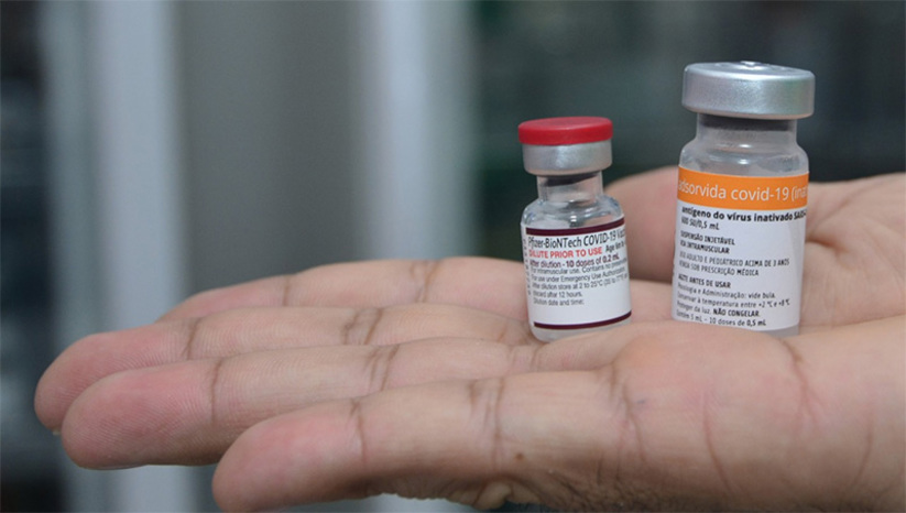 Imagem 1 - Veja onde estão disponíveis a D2 da Pfizer Baby e Coronavac infantil em Mossoró. Foram escolhidas cinco Unidades Básicas de Saúde (UBSs) para a aplicação destes referidos imunizantes em cada dia da semana. A medida já estará em vigor nesta sexta-feira (16). Etevaldo Lima, coordenador de imunizações, salienta que essas doses vieram exclusivamente para a segunda dose. Ele explica que caso as crianças agendadas no cartão de vacina, para o dia previsto, não comparecerem, as doses remanescentes serão utilizadas como primeira dose para outra criança, evitando o desperdício. As doses seguintes (segunda e terceira) serão contempladas a medida que o Ministério da Saúde for enviando mais doses ao município. Imagem 1 - Veja onde estão disponíveis a D2 da Pfizer Baby e Coronavac infantil em Mossoró. Foram escolhidas cinco Unidades Básicas de Saúde (UBSs) para a aplicação destes referidos imunizantes em cada dia da semana. A medida já estará em vigor nesta sexta-feira (16). Etevaldo Lima, coordenador de imunizações, salienta que essas doses vieram exclusivamente para a segunda dose. Ele explica que caso as crianças agendadas no cartão de vacina, para o dia previsto, não comparecerem, as doses remanescentes serão utilizadas como primeira dose para outra criança, evitando o desperdício. As doses seguintes (segunda e terceira) serão contempladas a medida que o Ministério da Saúde for enviando mais doses ao município.