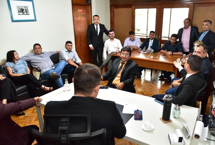 Imagem 1 -  Na Câmara Municipal, será realizado Audiência Pública para discutir as obras e as operações crédito necessários para realiza-las. No CDL, o prefeito Allyson Bezerra vai conversar com os empresários da construção civil e também do comércio sobre a importância dos investimentos para o crescimento social e econômico de Mossoró. Obras como o Hospital Municipal, construção de 15 escolas e um Centro de capacitação profissional, duplicação da Av. Francisco Mota, investir no desenvolvimento rural, além de despoluir e urbanizar o rio Mossoró, estão entre as obras mais cobradas pela população da gestão municipal.