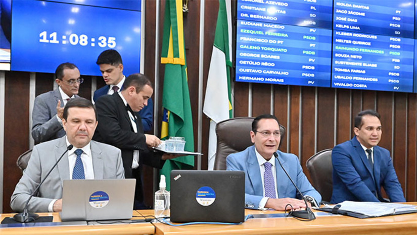 Imagem 1 - A Lei Orçamentária Anual (LOA 2023), que estima a receita e fixa a despesa do Estado foi aprovada pelos deputados estaduais na sessão plenária desta quinta-feira (15) na Assembleia Legislativa. A previsão é de R$ 17,99 bilhões em receitas e R$ 18,23 bilhões em despesas, com déficit orçamentário de R$ 234,8 milhões. Imagem 1 - A Lei Orçamentária Anual (LOA 2023), que estima a receita e fixa a despesa do Estado foi aprovada pelos deputados estaduais na sessão plenária desta quinta-feira (15) na Assembleia Legislativa. A previsão é de R$ 17,99 bilhões em receitas e R$ 18,23 bilhões em despesas, com déficit orçamentário de R$ 234,8 milhões.