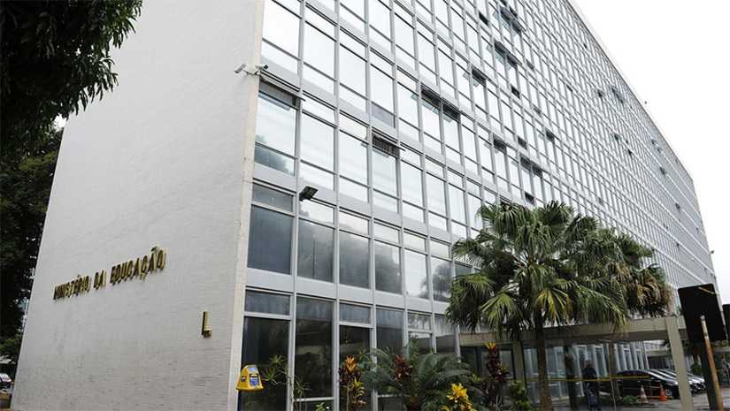 Imagem 1 -  [COLUNA ESPLANADA] Por determinação do STF, mais de R$ 1 bilhão proveniente de multas aplicadas à Petrobras na Operação Lava Jato deveriam ter sido aplicados na educação infantil. Mas o Ministério da Educação sequer empenhou os recursos, remanejados para o Ministério da Saúde. É fato no relatório final da Comissão Externa de Políticas para a Primeira Infância, que apontou falhas do Governo nos quatro anos na educação, cultura, esporte e nos direitos da criança. A relatora foi a deputada Paula Belmonte (Cidadania-DF).