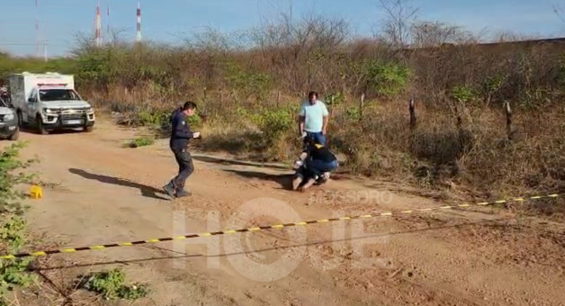 Imagem 1 - PM registra ataque a tiros com feridos no Santo Antônio e homicídios no Paredões e Alto da Pelonha. Os crimes foram registrados entre o final da noite desta quinta-feira (15) e o início da manhã desta sexta (16) em Mossoró. No primeiro caso, na Rua Anatália de Melo Alves, por volta das 18h40, um adolescente foi alvejado a tiros e ainda chegou a ser socorrido para o HRTM, mas não resistiu aos ferimentos; poucas horas depois, um ataque a tiros, no Santo Antônio, deixou um homem e uma criança feridos. O primeiro foi levado ao Tarcísio Maia com um ferimento na região do abdômen. A criança, foi alvejada de raspão no braço, atendida na UPA e, em seguida, liberada; já nesta manhã, a PM foi acionada a uma estrada carroçável, no Alto da Pelonha, por populares que encontraram um corpo. Trata-se de um homem, que não portava documentação. Ele foi morto por diversos disparos de arma de fogo. Imagem 1 - PM registra ataque a tiros com feridos no Santo Antônio e homicídios no Paredões e Alto da Pelonha. Os crimes foram registrados entre o final da noite desta quinta-feira (15) e o início da manhã desta sexta (16) em Mossoró. No primeiro caso, na Rua Anatália de Melo Alves, por volta das 18h40, um adolescente foi alvejado a tiros e ainda chegou a ser socorrido para o HRTM, mas não resistiu aos ferimentos; poucas horas depois, um ataque a tiros, no Santo Antônio, deixou um homem e uma criança feridos. O primeiro foi levado ao Tarcísio Maia com um ferimento na região do abdômen. A criança, foi alvejada de raspão no braço, atendida na UPA e, em seguida, liberada; já nesta manhã, a PM foi acionada a uma estrada carroçável, no Alto da Pelonha, por populares que encontraram um corpo. Trata-se de um homem, que não portava documentação. Ele foi morto por diversos disparos de arma de fogo.