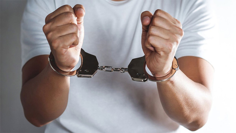 Imagem 1 -  Homem é preso por descumprir medida protetiva ao atirar contra a casa da ex, em Major Sales. Ivonildo Escossio do Nascimento foi preso nesta quinta-feira (15). Com ele, os policiais encontraram um revólver calibre 38, possivelmente, utilizado para atirar em direção a casa da ex-companheira dele. De acordo com o Delegado Hércules Freitas, que cumpriu o mandado de prisão contra Ivonildo, o homem negou que tenha sido o autor dos disparos. 