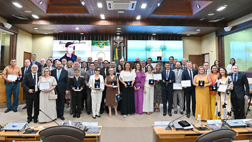 Imagem 1 -  A Assembleia Legislativa do Rio Grande do Norte realizou nesta sexta-feira (16) uma sessão solene para a entrega das Medalhas de Honra ao Mérito, destinadas as personalidades que se destacaram nas diferentes áreas de atividade contribuindo para o desenvolvimento do Estado. Ao todo, foram 26 homenageados pelo Legislativo potiguar. Até o presidente Jair Messias Bolsonaro aparece entre os homenageados com Mérito Legislativo. O homenageado, no entanto, não apareceu para receber a comenda.