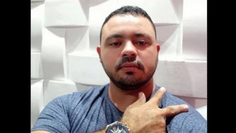 Imagem 1 -   Sobre assassinos ou assassino, apesar da cidade de Baraúna ter muitas câmeras de segurança instaladas e ser muito movimentada nos dias de sábado, pouco ou nada se sabe. Se alguém sabe, teme falar e também terminar morto. Sobre a vítima, ele pilotava sua motocicleta quando foi baleado várias vezes em via pública e não resistiu. O caso será investigado pela Polícia Civil local.