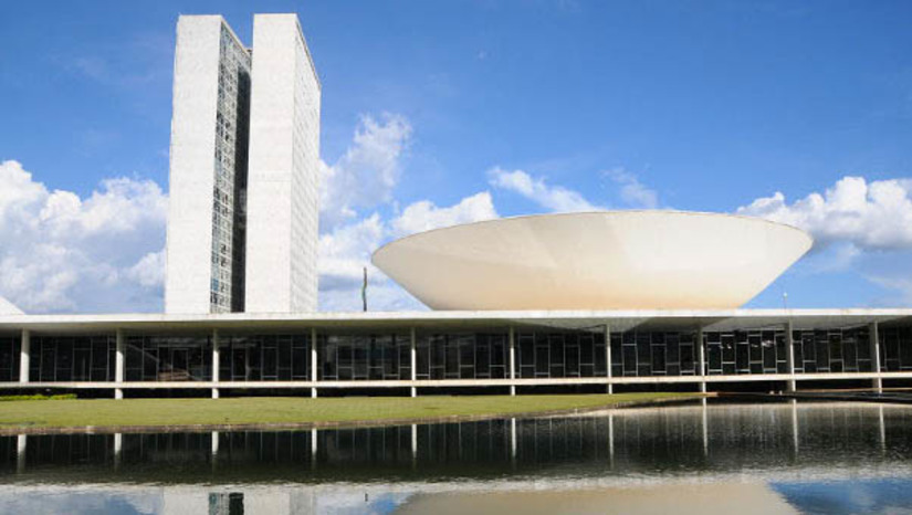 Imagem 1 -  [COLUNA ESPLANADA] Os deputados federais gastaram estupendos meio bilhão de reais – ou, precisamente, R$ 549.286.137,90 com a verba de gabinete, de janeiro a outubro, levantou a Coluna com informações da Casa. Para novembro e dezembro ainda há R$ 102.452.605,34 disponíveis. Junho registrou os maiores custos, com R$ 55.180.666,18. Em contrapartida, em abril usaram menos recursos (R$ 54.583.335,72). Apenas com verba indenizatória para atividades, os deputados movimentaram R$ 170.418.214,85. E gostam de aparecer nas mídias dos redutos eleitorais. A maior despesa foi com publicidade e divulgação dos mandatos: nada menos que R$ 38.099.432,12 (22,36% do orçamento). Outros R$ 30.532.278,36 (17,92%) foram destinados às passagens aéreas; R$ 24.813.819,81 (14,56%) para aluguel de veículos; R$ 22.314.924,51 (13,09%) para manutenção de escritório; R$ 18.342.711,00 (10,76%) para consultoria e pesquisas. Cada deputado tem o salário bruto de R$ 33.763,00 e mais R$ 111.675,59, por mês, para custear até 25 funcionários.