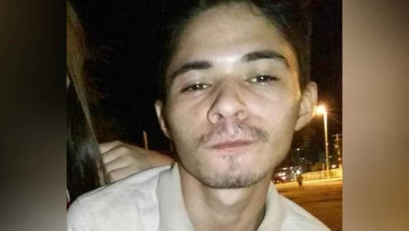 Imagem 1 - Homem que estava desaparecido há dois dias é encontrado morto em Baraúna. O corpo de Júlio César Silva de Oliveira, de 25 anos, foi encontrado em uma estrada carroçável, na manhã deste domingo (18). Ele residia no município de Mossoró e estava desaparecido há dois dias. Segundo o Delegado Luiz Antônio, que atendeu a ocorrência, o corpo da vítima apresentava sinais de tortura e marcas de disparos de arma de fogo, inclusive na região íntima. O rapaz foi removido para exames na sede do Itep. O crime será investigado pela Polícia Civil de Baraúna. Imagem 1 - Homem que estava desaparecido há dois dias é encontrado morto em Baraúna. O corpo de Júlio César Silva de Oliveira, de 25 anos, foi encontrado em uma estrada carroçável, na manhã deste domingo (18). Ele residia no município de Mossoró e estava desaparecido há dois dias. Segundo o Delegado Luiz Antônio, que atendeu a ocorrência, o corpo da vítima apresentava sinais de tortura e marcas de disparos de arma de fogo, inclusive na região íntima. O rapaz foi removido para exames na sede do Itep. O crime será investigado pela Polícia Civil de Baraúna.