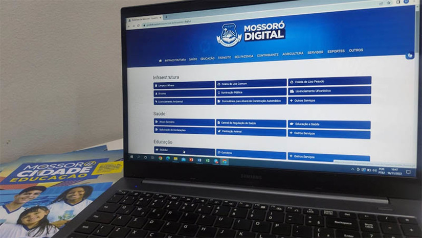 Imagem 1 - Matrículas de alunos com deficiência e em vulnerabilidade econômica já podem ser realizadas. As matrículas devem ser efetuadas através do site da Prefeitura de Mossoró, na aba “Mossoró Digital”. Essa etapa segue aberta até o dia 22 de dezembro. A secretaria de educação informou que o processo de matrículas antecipadas leva em consideração uma projeção de vagas disponíveis nas unidades de ensino para cada etapa e ano escolar, com base no número de alunos com deficiência já atendidos pela rede municipal. A projeção foi utilizada como referência para a oferta de vagas no SIGEduc pela Coordenadoria de Registro e Inspeção Escolar. Imagem 1 - Matrículas de alunos com deficiência e em vulnerabilidade econômica já podem ser realizadas. As matrículas devem ser efetuadas através do site da Prefeitura de Mossoró, na aba “Mossoró Digital”. Essa etapa segue aberta até o dia 22 de dezembro. A secretaria de educação informou que o processo de matrículas antecipadas leva em consideração uma projeção de vagas disponíveis nas unidades de ensino para cada etapa e ano escolar, com base no número de alunos com deficiência já atendidos pela rede municipal. A projeção foi utilizada como referência para a oferta de vagas no SIGEduc pela Coordenadoria de Registro e Inspeção Escolar.