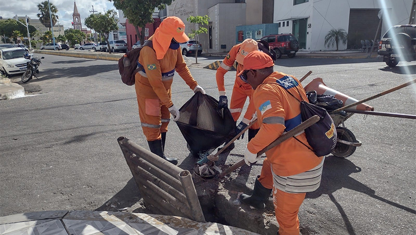 Imagem 1 - Os trabalhos das equipes se concentram nos quatro cantos da cidade. A limpeza de bocas de lobo, galerias e canais é realizada constantemente em Mossoró, mas com a proximidade do período de chuvas, o trabalho é reforçado. Uma medida importante desobstruindo as redes, evitando possíveis transtornos para a coletividade. Na manhã desta segunda-feira (19), equipes de limpeza urbana percorreram ruas e avenidas do bairro Centro. Imagem 1 - Os trabalhos das equipes se concentram nos quatro cantos da cidade. A limpeza de bocas de lobo, galerias e canais é realizada constantemente em Mossoró, mas com a proximidade do período de chuvas, o trabalho é reforçado. Uma medida importante desobstruindo as redes, evitando possíveis transtornos para a coletividade. Na manhã desta segunda-feira (19), equipes de limpeza urbana percorreram ruas e avenidas do bairro Centro.