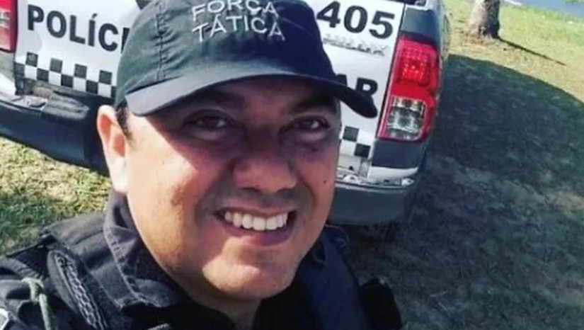 Imagem 1 - Policial militar militar sofre tentativa de assalto, reage e acaba assassinado em Natal. O Cabo J Barbosa foi morto na noite desta segunda-feira (19), no Planalto, bairro da zona Oeste da capital. O PM teria reagido ao ser abordado por um criminosos que anunciou o assalto. Houve troca de tiros e ambos ficaram feridos. O assaltante morreu no local. J Barbosa ainda chegou a ser socorrido para a UPA de Cidade Satélite, mas também não resistiu aos ferimentos. Imagem 1 - Policial militar militar sofre tentativa de assalto, reage e acaba assassinado em Natal. O Cabo J Barbosa foi morto na noite desta segunda-feira (19), no Planalto, bairro da zona Oeste da capital. O PM teria reagido ao ser abordado por um criminosos que anunciou o assalto. Houve troca de tiros e ambos ficaram feridos. O assaltante morreu no local. J Barbosa ainda chegou a ser socorrido para a UPA de Cidade Satélite, mas também não resistiu aos ferimentos.