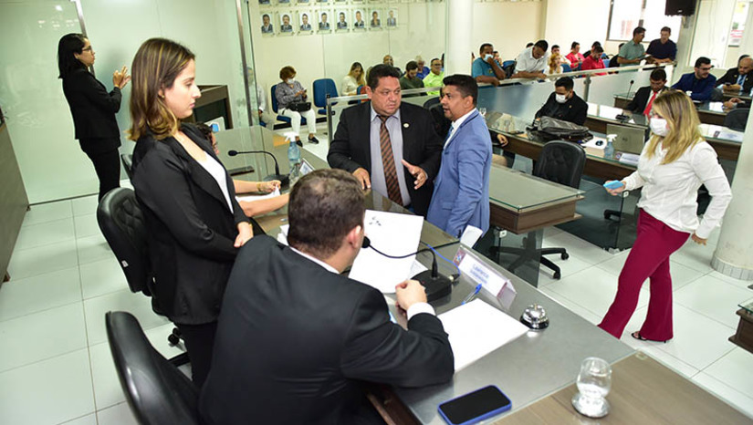 Imagem 1 - Redação final da LOA é aprovada na Câmara; receita estimada de Mossoró para 2023 é de R$ 1,190 bilhão. A redação final do Projeto de Lei do Executivo nº 31/2022, referente à Lei Orçamentária Anual (LOA), foi aprovada em plenário nesta terça-feira (20). Com a aprovação da redação final, fecha-se o ciclo orçamentário na Câmara neste ano. O Legislativo devolveu o projeto à Prefeitura, que vai sancioná-lo para transformação em lei municipal, após publicação no Jornal Oficial de Mossoró (JOM). Imagem 1 - Redação final da LOA é aprovada na Câmara; receita estimada de Mossoró para 2023 é de R$ 1,190 bilhão. A redação final do Projeto de Lei do Executivo nº 31/2022, referente à Lei Orçamentária Anual (LOA), foi aprovada em plenário nesta terça-feira (20). Com a aprovação da redação final, fecha-se o ciclo orçamentário na Câmara neste ano. O Legislativo devolveu o projeto à Prefeitura, que vai sancioná-lo para transformação em lei municipal, após publicação no Jornal Oficial de Mossoró (JOM).