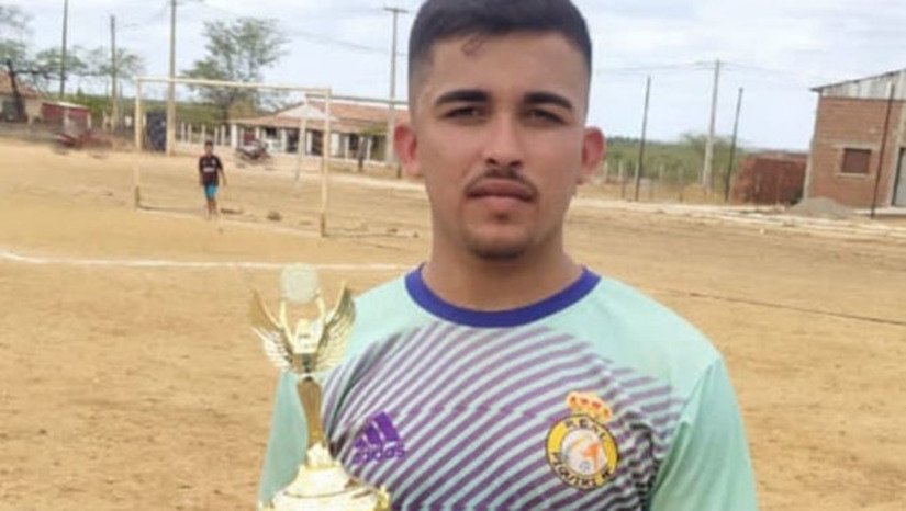 Imagem 1 - Vítima Lucas Matheus estava retornando do futebol para casa passando pela Rua Francisco Pascoal, no bairro Santo Antônio, quando teria sido baleado. Ele ainda pediu ajuda a Guarda Civil Municipal, mas não resistiu aos ferimentos. O caso dever ser investigado pela Divisão de Homicídios. Imagem 1 - Vítima Lucas Matheus estava retornando do futebol para casa passando pela Rua Francisco Pascoal, no bairro Santo Antônio, quando teria sido baleado. Ele ainda pediu ajuda a Guarda Civil Municipal, mas não resistiu aos ferimentos. O caso dever ser investigado pela Divisão de Homicídios.