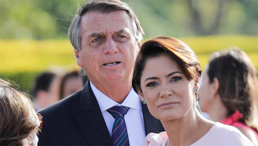 Imagem 1 -  [COLUNA ESPLANADA] Jair Bolsonaro, a esposa dona Michelle e uma filha menor vão morar numa casa alugada dentro de um condomínio no Park Way em Brasília. Havia sugestões de assessores e familiares também para ele descansar por uns meses numa casa em Miami ou numa ilha em Angra dos Reis. A decisão sobre a casa no DF foi tomada há poucos dias, e só então a administração acionou a empresa de transportes que tem contrato com o Governo federal para a mudança. Mas esta empresa, segundo fontes, não conseguiu atender a alta demanda dos objetos pessoais do clã nos Palácios da Alvorada e Planalto, e está fazendo a trajeto a granel. Para evitar ser seguido por curiosos, os motoristas estão levando móveis para um depósito da empresa numa cidade satélite do DF.