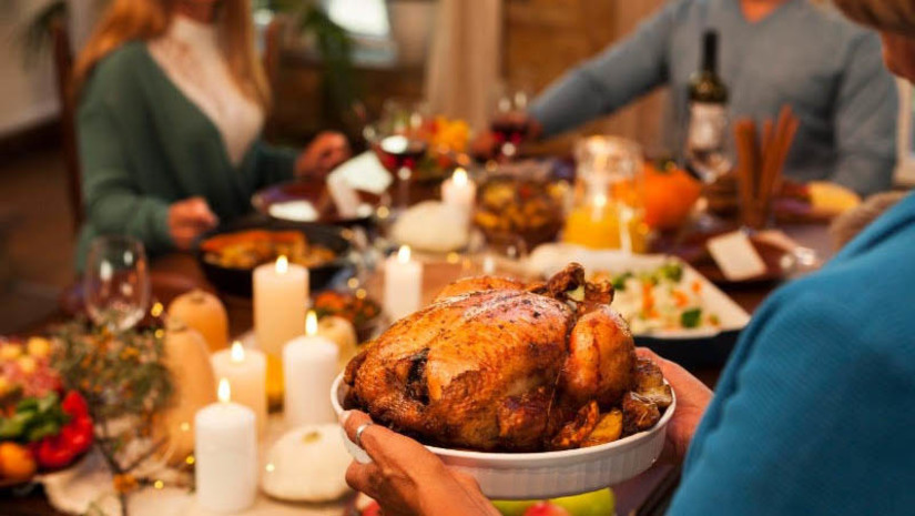 Imagem 1 -  Nutricionista dá dicas de como se alimentar bem nas festas de fim de ano . Dezembro chegou e com ele as comemorações de Natal e Ano Novo, o que envolve sempre uma variedade de comidas e bebidas. Esses momentos de confraternizações são sinônimos de fartura e usados como álibis para fugir da dieta. Mas, é possível manter o controle e cuidar da alimentação sem deixar de aproveitar essas oportunidades. A nutricionista do Hapvida NotreDame Intermédica, Laenna Lobo, dá algumas dicas de como manter uma alimentação saudável, sem exageros, para não desregular o organismo ou retroceder nos resultados da dieta.