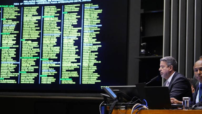 Imagem 1 - Votação em primeiro turno da PEC da Transição será realizada nesta quarta, na Câmara. A proposta permite ao novo governo deixar de fora do teto de gastos R$ 145 bilhões no Orçamento de 2023 para bancar despesas como o Bolsa Família, o Auxílio Gás e a Farmácia Popular. Nesta terça-feira (20), foi aprovado o texto-base do relator, deputado Elmar Nascimento (União-BA), por 331 votos a 168. A análise da proposta será retomada em sessão do Plenário prevista para às 10h, quando os deputados votarão destaques que podem mudar trechos do texto. Imagem 1 - Votação em primeiro turno da PEC da Transição será realizada nesta quarta, na Câmara. A proposta permite ao novo governo deixar de fora do teto de gastos R$ 145 bilhões no Orçamento de 2023 para bancar despesas como o Bolsa Família, o Auxílio Gás e a Farmácia Popular. Nesta terça-feira (20), foi aprovado o texto-base do relator, deputado Elmar Nascimento (União-BA), por 331 votos a 168. A análise da proposta será retomada em sessão do Plenário prevista para às 10h, quando os deputados votarão destaques que podem mudar trechos do texto.