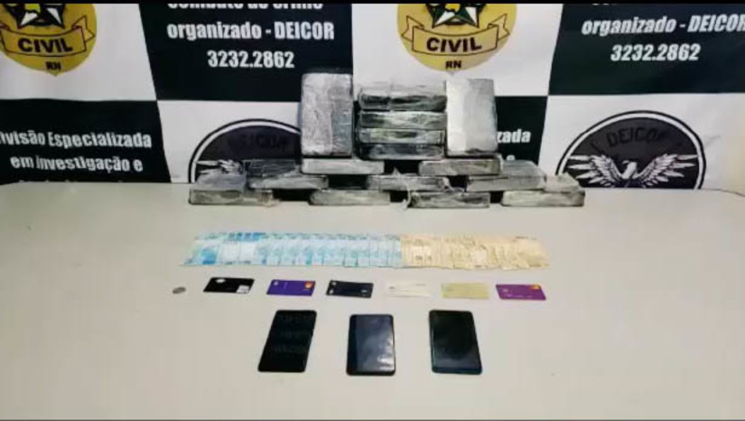 Imagem 1 -  PC apreende mais de meio milhão em drogas que estavam sendo transportadas da Paraíba para o RN. As diligências, que contaram com o apoio da Polícia Rodoviária Federal (PRF), ocorreram na noite desta terça-feira (20), em Natal, após os policiais tomarem conhecimento de que possíveis integrantes de uma organização criminosa estariam transportando drogas da Paraíba para o Rio Grande do Norte. Foram presos na operação Dayvid Magnos Alves de Souza, 29 anos, Emerson Adelino Soares da Silva, 22 anos, e Kennedy Gomes Lopes, 19 anos, todos naturais de Canguaretama. Com eles os policiais encontraram 15 tabletes de cocaína pura, pesando 16,5kg, avaliados em R$ 620.000,00.