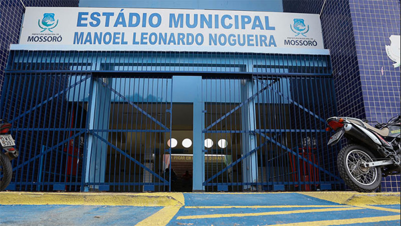 Imagem 1 -  Vistoria da PM não encontra irregularidades no Nogueirão; laudo será renovado para a temporada 2023. A vistoria da PM à principal praça de esportes do município foi realizada pelo Capitão Barreto, do BP Choque de Natal, nesta terça-feira (20). De acordo com o Capitã, a PM deve emitir o laudo da vistoria até o fim deste ano, com validade de 12 meses. O equipamento só voltará a ser vistoriado em março, pelo Corpo de Bombeiros, Vigilância Sanitária e CREA, quando acaba a validade dos laudos atuais desses órgãos.