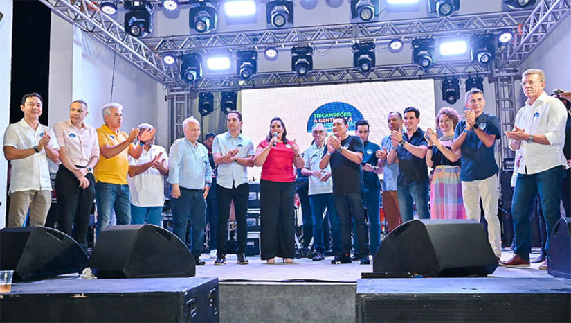Imagem 1 - “A palavra hoje é de agradecimento a essa equipe, a essa verdadeira família”. O presidente da Assembleia Legislativa do RN, deputado Ezequiel Ferreira (PSDB), para a equipe pelo tricampeonato no prêmio da Unale por inovações na gestão. O troféu foi entregue nesta terça-feira (20). A ALRN foi premiada pelo projeto do Legis Plenário, na edição 2022 do Prêmio Assembleia Cidadã. Representando a Unale, Taciana Marinho falou em nome da diretoria e enalteceu o legado do Legislativo potiguar para as outras Casas Legislativas. “É uma grande contribuição na modernização do processo legislativo, um feito muito importante que outras Casas estão copiando e que não seria possível sem o engajamento de todos, em especial da diretoria de Gestão Tecnológica”, afirmou. Imagem 1 - “A palavra hoje é de agradecimento a essa equipe, a essa verdadeira família”. O presidente da Assembleia Legislativa do RN, deputado Ezequiel Ferreira (PSDB), para a equipe pelo tricampeonato no prêmio da Unale por inovações na gestão. O troféu foi entregue nesta terça-feira (20). A ALRN foi premiada pelo projeto do Legis Plenário, na edição 2022 do Prêmio Assembleia Cidadã. Representando a Unale, Taciana Marinho falou em nome da diretoria e enalteceu o legado do Legislativo potiguar para as outras Casas Legislativas. “É uma grande contribuição na modernização do processo legislativo, um feito muito importante que outras Casas estão copiando e que não seria possível sem o engajamento de todos, em especial da diretoria de Gestão Tecnológica”, afirmou.