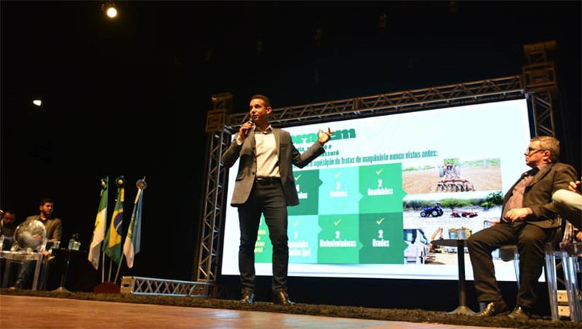 Imagem 1 - PMM detalha ações e presta contas à sociedade sobre o trabalho desenvolvido em 2022. A prestação de contas da gestão aconteceu na tarde desta quarta-feira (21), no Teatro Municipal Dix-Huit Rosado. O prefeito Allyson Bezerra e os secretários municipais detalharam as ações desenvolvidas nas diversas áreas de Mossoró, tais como saúde, segurança, educação, infraestrutura, dentre outras. “Um dos pontos importantes é que, nos últimos dois anos, pagamos R$ 196 milhões referentes a dívidas deixadas por gestões passadas”, disse o prefeito. “Esse evento reafirma o compromisso da gestão em tratar o recurso do povo mossoroense com muita transparência e respeito”, afirmou secretário municipal de Administração, Kadson Eduardo. Imagem 1 - PMM detalha ações e presta contas à sociedade sobre o trabalho desenvolvido em 2022. A prestação de contas da gestão aconteceu na tarde desta quarta-feira (21), no Teatro Municipal Dix-Huit Rosado. O prefeito Allyson Bezerra e os secretários municipais detalharam as ações desenvolvidas nas diversas áreas de Mossoró, tais como saúde, segurança, educação, infraestrutura, dentre outras. “Um dos pontos importantes é que, nos últimos dois anos, pagamos R$ 196 milhões referentes a dívidas deixadas por gestões passadas”, disse o prefeito. “Esse evento reafirma o compromisso da gestão em tratar o recurso do povo mossoroense com muita transparência e respeito”, afirmou secretário municipal de Administração, Kadson Eduardo.