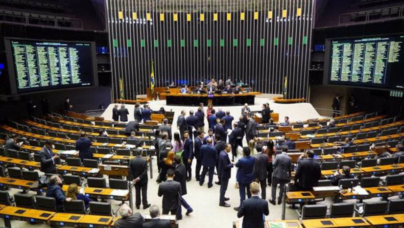 Imagem 1 -  Com 331 votos a favor, Câmara aprova a PEC que garante manutenção do Auxílio Brasil em R$ 600.A chamada PEC da Transição foi aprovada nesta quarta-feira (21). O presidente da Câmara, Arthur Lira, anunciou que a Casa vai devolver o texto completo da PEC ao Senado, em vez de fatiá-lo para promulgar em partes. Segundo Lira, o presidente do Senado, Rodrigo Pacheco, disse que se comprometeria em votar o texto aprovado na Câmara e também aprová-lo sem nenhuma alteração. Dessa forma, viabiliza a promulgação de todo o texto de uma única vez. A previsão é que a votação no Senado seja realizada ainda hoje.