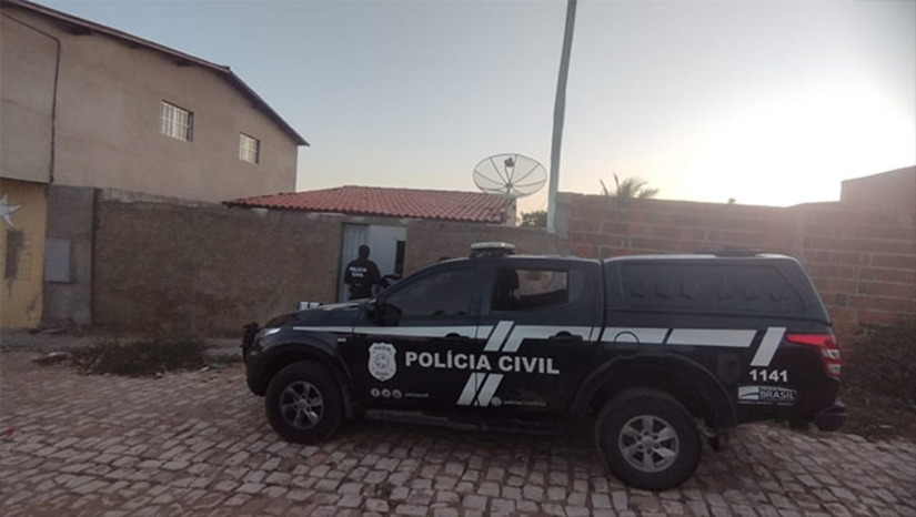 Imagem 1 -  As investigações da Polícia Civil tiveram início há duas semanas, após a notícia de que o investigado teria pressionado uma idosa a pagar R$16.000,00 (dezesseis mil), referente à dívida de droga contraída pelo neto, usuário de entorpecentes. O investigado também teria pressionado a idosa em outros momentos, oportunidade em que realizou um empréstimo e transferiu a propriedade de um imóvel (casa) para pagar a dívida. 