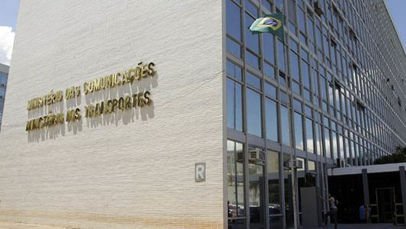 Imagem 1 -  [COLUNA ESPLANADA] O apetite do PT por espaço no 1º escalão e por estatais de peso tem surpreendido até mesmo integrantes do próprio partido. O Ministério das Comunicações, que é cobiçado por várias siglas e importante moeda de troca do presidente eleito Lula da Silva, virou um problema porque os petistas não abrem mão de presidir os Correios. O ex-ministro Paulo Bernardo, a propósito, apesar de não compor o futuro Governo, desde o início da Transição desfila como um especialista na estatal que já controlou. Já tem quem considere que Lula da Silva tem tido mais trabalho com o seu partido do que com os outros dispostos a formar a base.