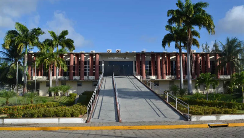 Imagem 1 - Fátima anuncia primeiros nomes para assumir o secretariado da nova gestão. O anúncio foi feito na noite desta quarta-feira (21), por meio das redes sociais da governadora do Rio Grande do Norte. Ao todo, foram definidos os nomes para sete secretarias: Casa Civil, Segurança Pública, Planejamento, Tributação, Gestão e Projetos Especiais, Comunicação e Controladoria Geral do Estado. Neste primeiro anúncio, a maior parte dos secretários que já fazem parte da atual gestão, permanecerão à frente das pastas. A mudança fica apenas na de Projeto, que agora passará a ser comandada por Virgínia Ferreira, e na CGE, que terá à frente a Dra. Luciana Daltro. Fátima informou que, em breve, divulgará outros nomes. Imagem 1 - Fátima anuncia primeiros nomes para assumir o secretariado da nova gestão. O anúncio foi feito na noite desta quarta-feira (21), por meio das redes sociais da governadora do Rio Grande do Norte. Ao todo, foram definidos os nomes para sete secretarias: Casa Civil, Segurança Pública, Planejamento, Tributação, Gestão e Projetos Especiais, Comunicação e Controladoria Geral do Estado. Neste primeiro anúncio, a maior parte dos secretários que já fazem parte da atual gestão, permanecerão à frente das pastas. A mudança fica apenas na de Projeto, que agora passará a ser comandada por Virgínia Ferreira, e na CGE, que terá à frente a Dra. Luciana Daltro. Fátima informou que, em breve, divulgará outros nomes.