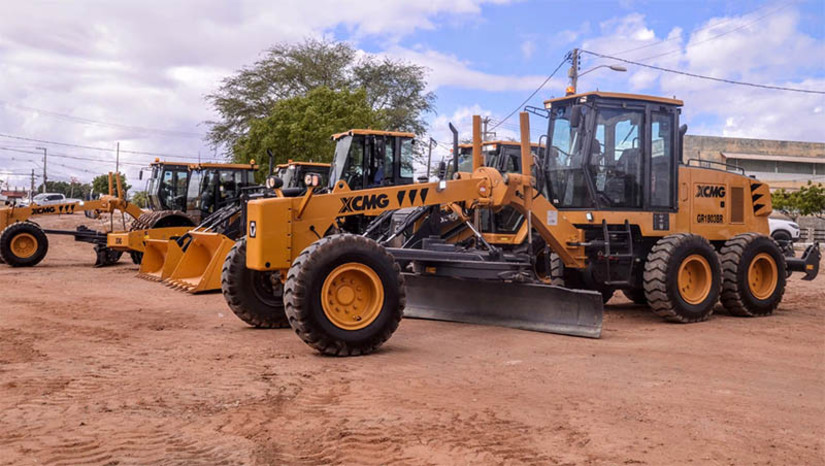 Imagem 1 -  Secretaria de agricultura ganha mais seis novos veículos para investimentos na zona rural de Mossoró. O novo maquinário será destinado à infraestrutura rural do município, promovendo melhoria na qualidade de vida dos moradores das comunidades. No ato de entrega realizado na sede da Seadru, o novo maquinário representa um investimento de aproximadamente 5 milhões de reais. São veículos adquiridos com recursos próprios do Município. Ao todo, neste ano, os investimentos com máquinas para a zona rural somam cerca de 12 milhões de reais.