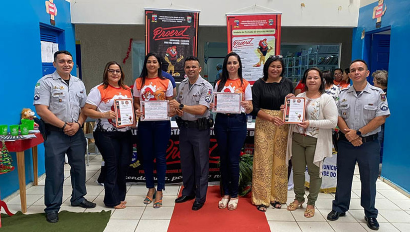 Imagem 1 -  Serra do Mel realiza entrega de certificados do Proerd e renova compromisso com o programa para 2023. A entrega dos certificados foi realizada nesta quarta-feira (21), pela Secretaria  Municipal de Educação. Na oportunidade, o sargento F. Silva, coordenador do Proerd, falou sobre a importância do programa que tem ajudado as crianças a fazer escolhas sábias e a se livrarem de situações ruins e complicadas que possam surgir. A prefeitura ainda firmou compromisso de renovar o programa em 2023, por entender a importância que o Proerd alcança para as crianças e para a comunidade.