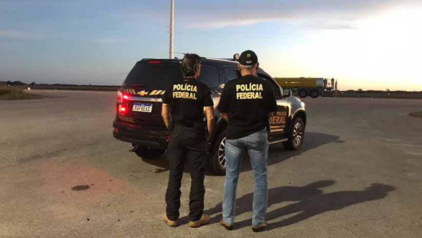 Imagem 1 - Foragido condenado por estupro de vulnerável em Baraúna é preso pela PF no aeroporto de Natal. A prisão, de um homem de 31 anos, aconteceu na madrugada desta quinta-feira (22). Ele estava a bordo de uma aeronave que partiu de São Paulo/SP e foi detido quando desembarcou em solo potiguar. Contra ele, havia um mandado de prisão expedido pela Vara Única da comarca de Baraúna/RN, pelo crime de estupro de vulnerável. Na tarde de ontem (21), os policiais federais também prenderam um foragido da justiça de São Bernardo do Campo/SP, com mandado de prisão em aberto pelo crime de furto qualificado. Os dois foram conduzidos à sede da PF, onde se encontram custodiados, à disposição da Justiça. Imagem 1 - Foragido condenado por estupro de vulnerável em Baraúna é preso pela PF no aeroporto de Natal. A prisão, de um homem de 31 anos, aconteceu na madrugada desta quinta-feira (22). Ele estava a bordo de uma aeronave que partiu de São Paulo/SP e foi detido quando desembarcou em solo potiguar. Contra ele, havia um mandado de prisão expedido pela Vara Única da comarca de Baraúna/RN, pelo crime de estupro de vulnerável. Na tarde de ontem (21), os policiais federais também prenderam um foragido da justiça de São Bernardo do Campo/SP, com mandado de prisão em aberto pelo crime de furto qualificado. Os dois foram conduzidos à sede da PF, onde se encontram custodiados, à disposição da Justiça.